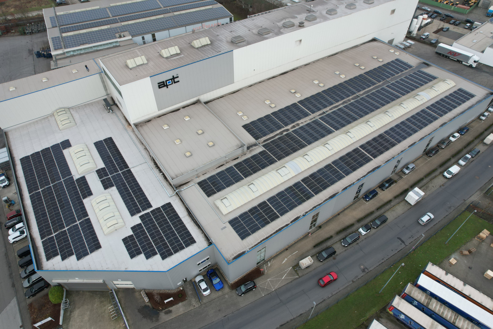 Blick auf das mit Photovoltaik-Panelen ausgestattete Dach  aus des Werkes 2 von Apt Extrusions in Monheim.